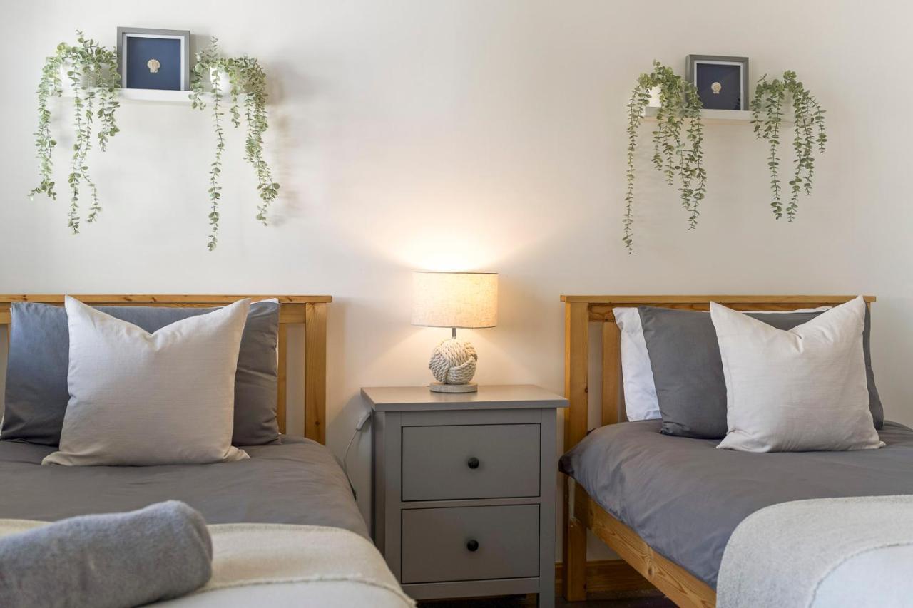 Coastal Charm Townhouse: Renovated 3-Bedroom with Parking Bournemouth Exterior photo